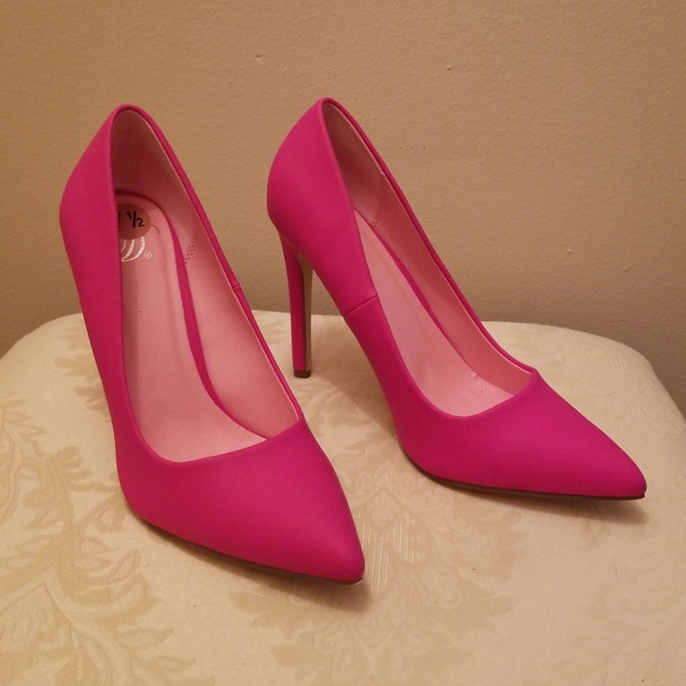 BRAND NEW, NEVER WORN!  Matte Texture Fuscia Pumps